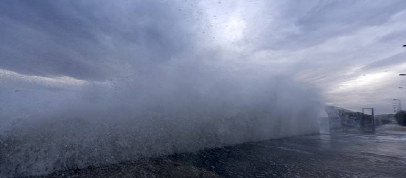 Φωτογραφίες από τα κύματα σκέπασαν την παραλία στον Άλιμο